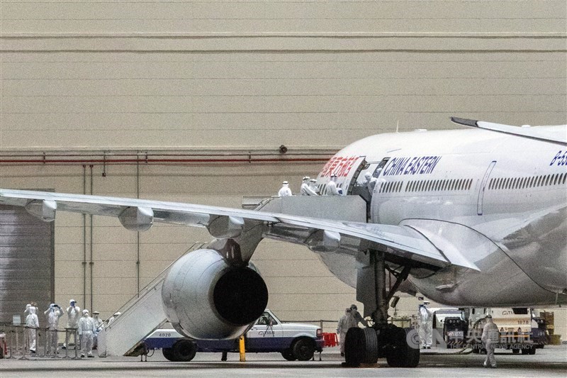 接回武漢台商的包機3日午夜抵達桃園國際機場,飛機不走空橋直接進入維修棚,醫護人員上機進行諮詢檢疫後安置隔離。中央社記者林俊耀攝 109年2月4日