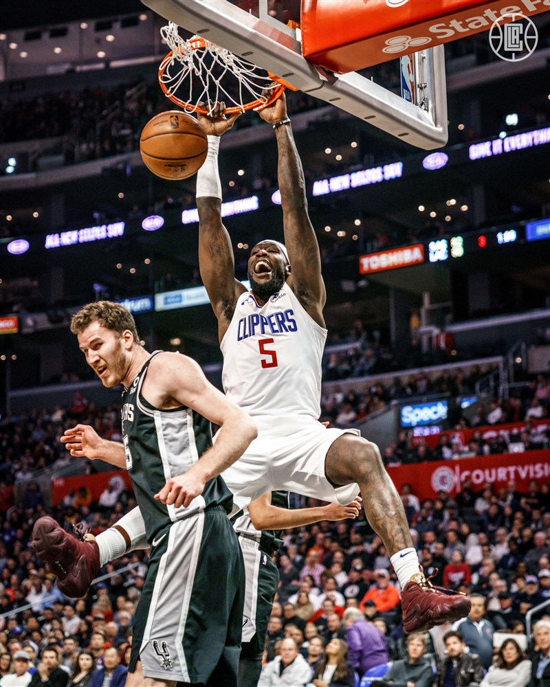 美國職籃NBA洛杉磯快艇隊3日靠著兩大球星雷納德與喬治貢獻41分,快艇禁區野獸哈洛(中)挹注14分,終場以108比105擊敗來訪的聖安東尼奧馬刺。(圖取自twitter.com/LAClippers)