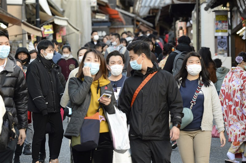 受到新型冠狀病毒疫情擴大影響,日本京都的遊客已紛紛戴上口罩。(檔案照片/共同社提供)