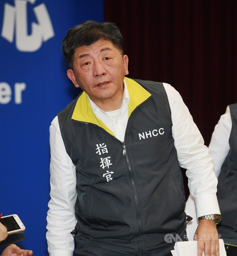 中央流行疫情指揮中心指揮官陳時中4日晚間召開記者會,宣布新增1例武漢肺炎確診個案,為首批武漢台商包機返台時,3名隔離病人中的一名。陳時中說明時一度哽咽落淚,記者會結束後仍紅著眼眶離去。中央社記者施宗暉攝 109年2月4日