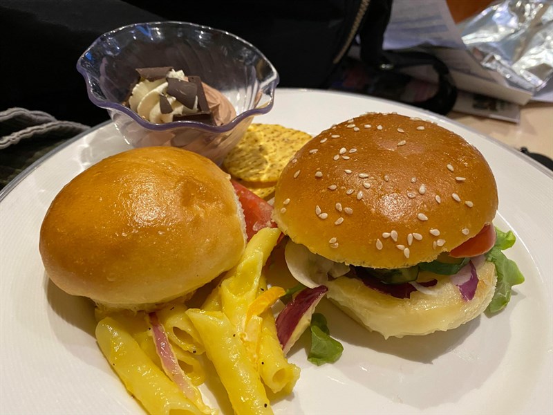 郵輪旅遊的一大特色是任遊客大吃大喝的餐點。但因怕感染,鑽石公主號在未來14天的海上隔離時間,餐點全部改配送至房間門口,住無窗艙房的遊客形容被「關禁閉14天」。圖為5日隔離第一天的午餐。(鑽石公主號台灣遊客麥先生提供)中央社記者周世惠舊金山傳真 109年2月5日