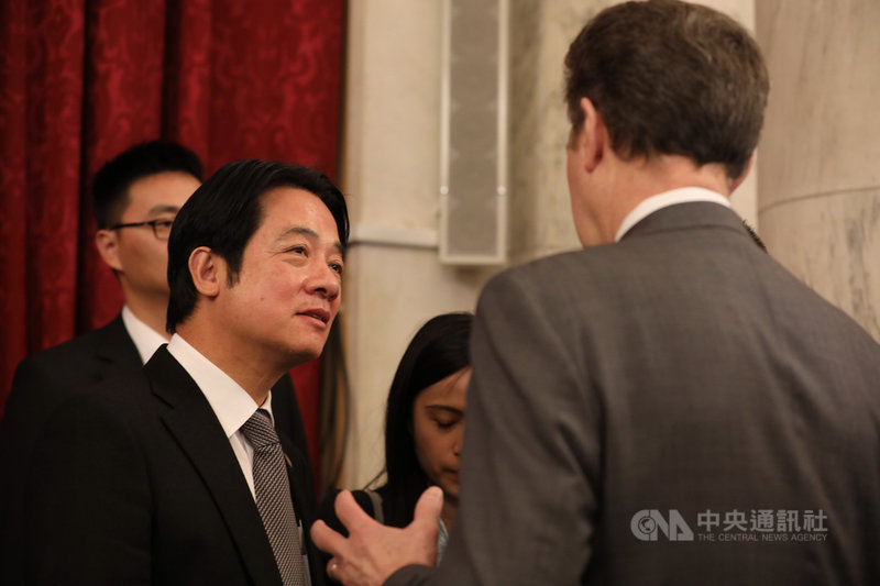 副總統當選人賴清德(左)4日受邀出席「國際宗教自由圓桌會議」活動,與美國國際宗教自由大使布朗貝克(右)同框。圖為兩人在活動結束後於場邊互動談話。中央社記者徐薇婷華盛頓攝 109年2月5日