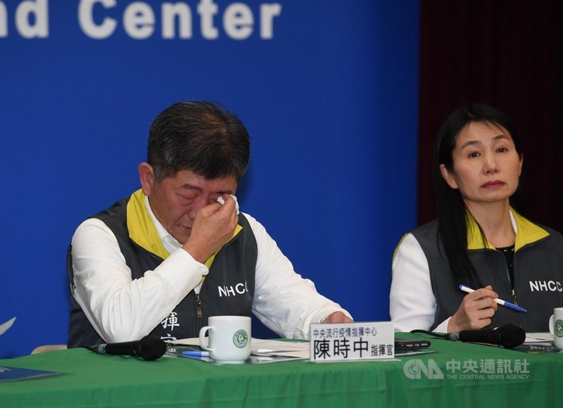 中央流行疫情指揮中心4日宣布,3日晚間首批武漢包機台商回台,有3人送隔離病房,其中1人確診武漢肺炎。指揮官陳時中(左)在宣布相關訊息時落淚,並說確診讓人難過,盡最大努力幫助他們。中央社記者施宗暉攝 109年2月4日