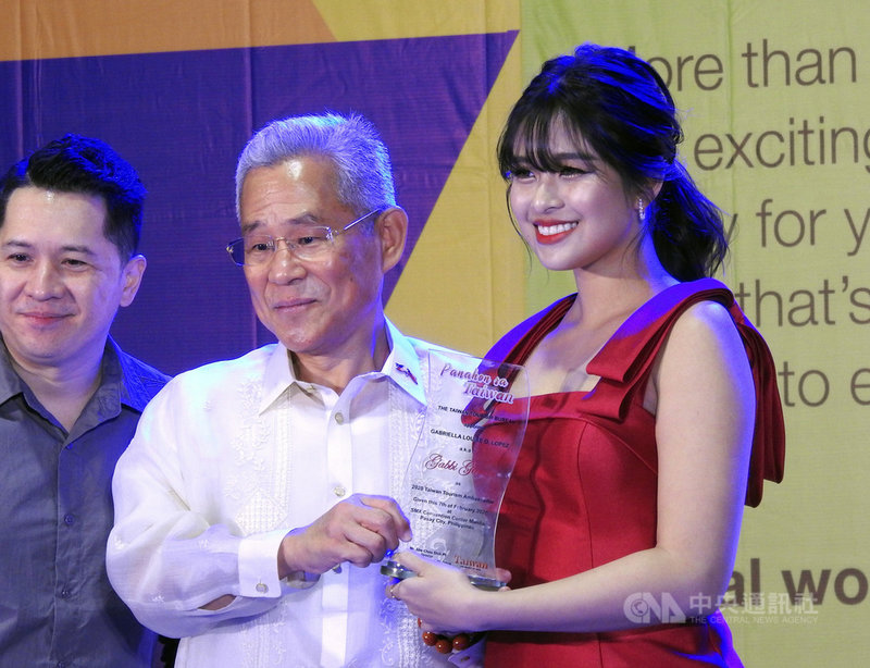 菲律賓女星加比加西亞(Gabbi Garcia)(右)7日獲委任為菲律賓地區首位台灣觀光大使,從駐菲代表徐佩勇(中)手中接下令牌。中央社記者陳妍君馬尼拉攝 109年2月7日