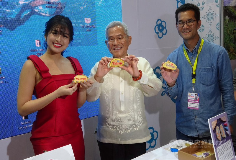 菲律賓女星加比加西亞(Gabbi Garcia)(左)7日成為菲律賓地區首位台灣觀光大使,在業者指導下,與駐菲代表徐佩勇(中)一起為台灣造型小餅乾添上彩繪。中央社記者陳妍君馬尼拉攝 109年2月7日