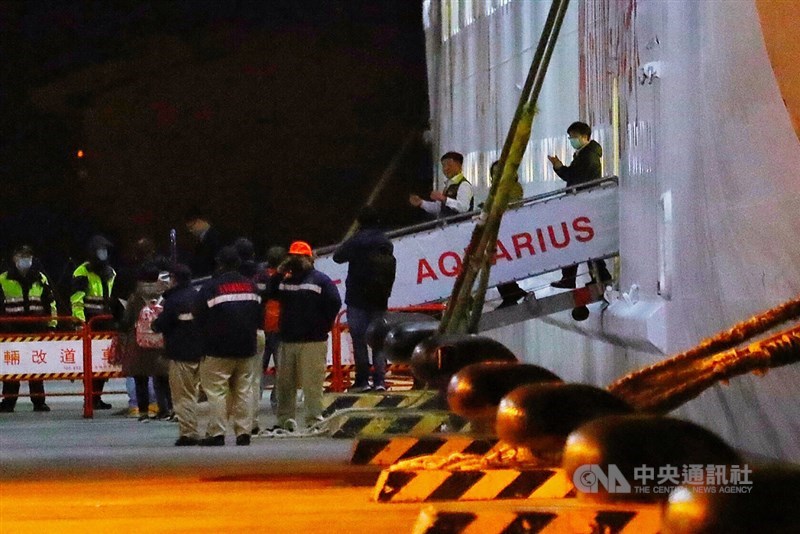 武漢肺炎疫情延燒,麗星郵輪「寶瓶星號」8日靠泊基隆港,經檢疫團隊採檢送驗,確認結果皆為陰性,衛福部長陳時中(右2)晚間登船向旅客宣布可以回家的好消息後,神色輕鬆地步下郵輪。中央社記者王騰毅攝 109年2月8日