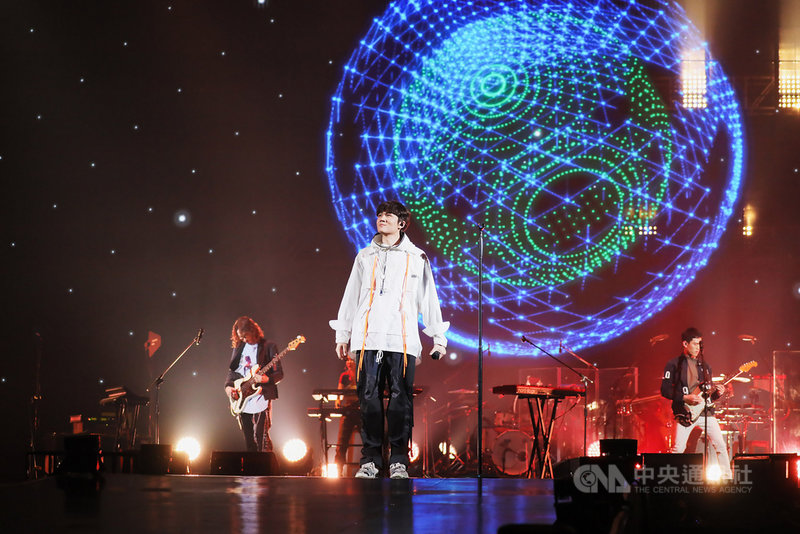 樂團宇宙人8日首次在台北小巨蛋舉辦演唱會「你的宇宙 YOUNIVERSE」,儘管武漢肺炎還沒退燒,仍是吸引上萬歌迷到場力挺。(相信音樂提供)中央社記者陳政偉傳真 109年2月8日