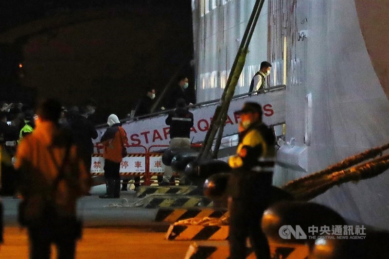 武漢肺炎疫情延燒,防疫單位8日針對麗星郵輪「寶瓶星號」部分旅客進行採檢,檢驗結果晚間9時出爐,確認全數陰性,全船旅客將可下船回家,衛福部長陳時中(後右)親自登船傳遞好消息。中央社記者王騰毅攝 109年2月8日