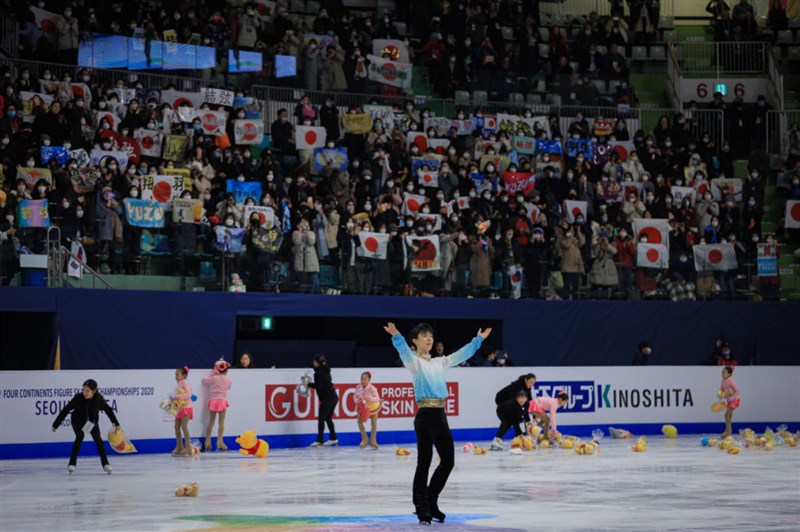 日本花式滑冰名將羽生結弦(前)7日在四大洲花式滑冰錦標賽男子單人滑短曲項目中,以111.82分遙遙領先,並打破他個人最佳成績、創新世界紀錄。(圖取自twitter.com/ISU_Figure)