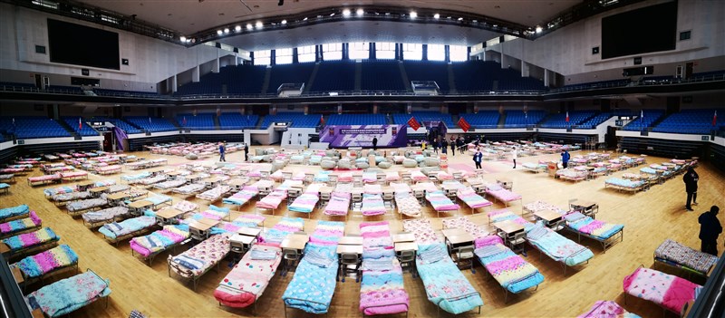 中國湖北省武漢市洪山體育館搭建「方艙醫院」，臨時隔離中心收容輕症患者。（中新社提供）