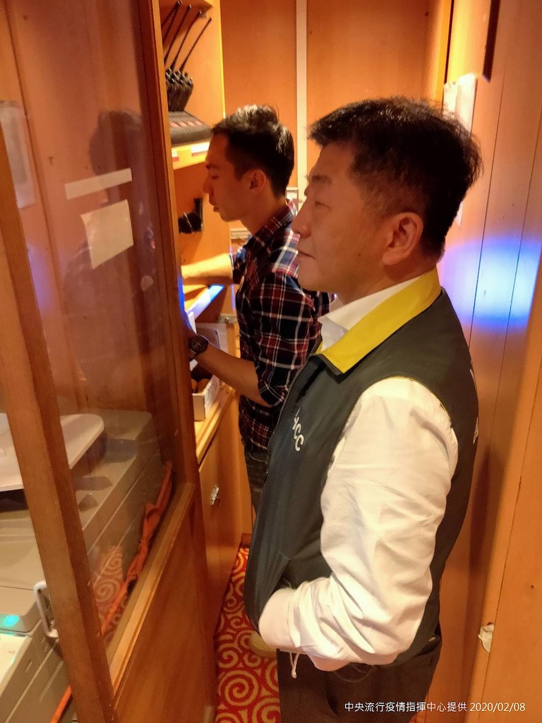 中央流行疫情指揮中心指揮官、衛福部長陳時中(右)8日晚間親自登上麗星郵輪「寶瓶星號」,向旅客公布128名旅客採檢結果全為陰性、全員可順利回家的好消息,讓全船一陣歡呼。(中央流行疫情指揮中心提供)中央社記者張茗喧傳真 109年2月8日