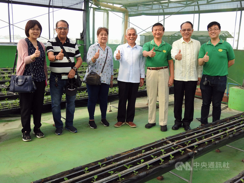 駐菲代表處正推動在菲律賓設立台灣農業推廣中心,為此提供協助的洪宗介(右3)是推廣台灣農業技術重要推手。圖為洪宗介和兒子洪源安(右1)與駐菲代表徐佩勇(中)等人合影,攝於1月21日。中央社記者陳妍君菲律賓黎薩省攝 109年2月9日