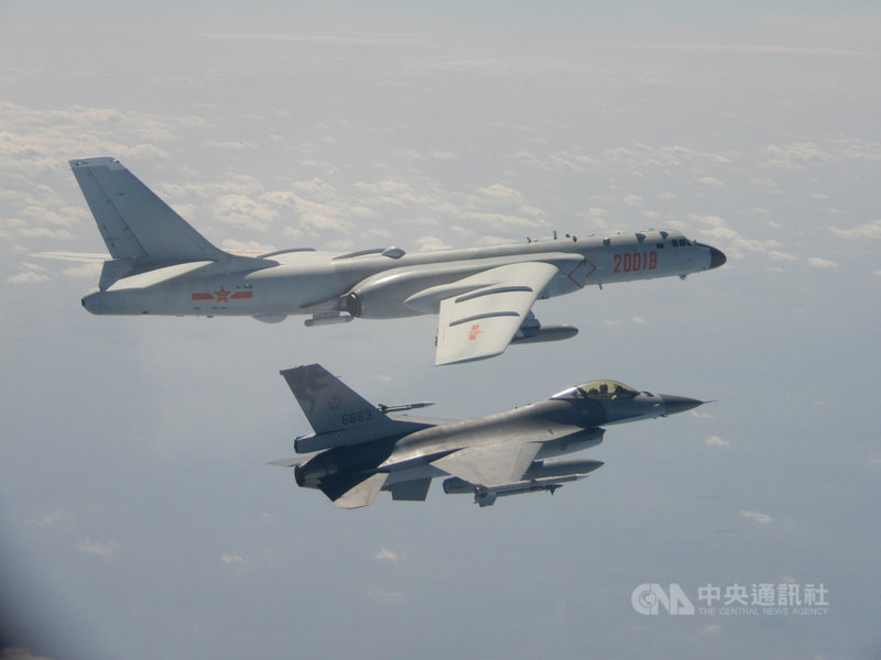 中共轟6等型軍機上午再次執行遠海長航訓練,期間曾短暫逾越海峽中線,經國軍空中偵巡戰機適切應對攔截並實施廣播驅離後,隨即飛返海峽中線以西空域。圖為國軍F-16戰機掛載實彈監控共軍轟6。(國防部提供)中央社記者陳韻聿傳真 109年2月10日
