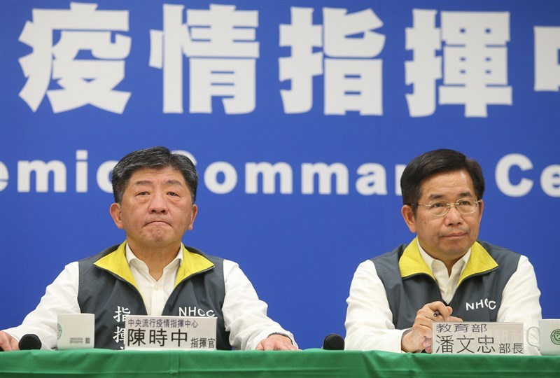 因應中國武漢肺炎疫情,中央流行疫情指揮中心10日下午召開記者會,指揮中心指揮官、衛福部長陳時中(左)、教育部長潘文忠(右)出席,說明港澳人士和港澳學生11日起暫緩來台等相關因應措施。中央社記者謝佳璋攝 109年2月10日