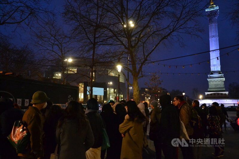 超過50名旅法中國學生與中國僑民9日晚間聚集在巴士底廣場旁,悼念因提醒疫情而遭警告的李文亮醫生。中國駐法大使館特別點名批評該活動,因此參與者皆極為小心,避免曝露身份。中央社記者曾婷瑄巴黎攝 109年2月10日