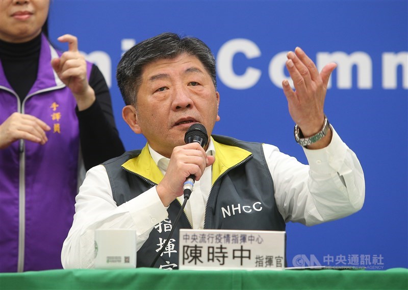 因應中國武漢肺炎疫情,中央流行疫情指揮中心10日下午召開記者會,指揮中心指揮官、衛生福利部長陳時中宣布,475名曾與武漢肺炎確診個案接觸者均監測期滿、解除列管,可恢復正常生活;第10名確診個案經二次採檢陰性,將請專家會診評估解除列管。中央社記者謝佳璋攝 109年2月10日