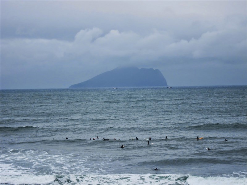 武漢肺炎疫情延燒,有科技業者提議送隔離者到龜山島(圖),宜蘭縣政府11日表示,就縣府立場須先看中央政府態度,若中央有考量,縣府會提供相關意見並與中央討論,一起做好防疫工作。中央社記者王朝鈺攝 109年2月11日