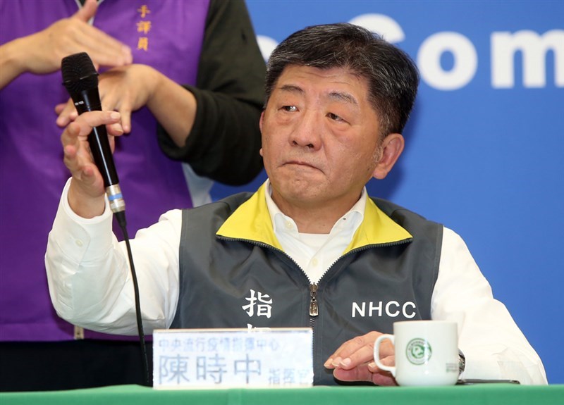 中國病毒專家鍾南山公布研究,武漢肺炎病毒最長潛伏期可達24天。衛福部長陳時中11日表示,目前國際間多以14天作為該病毒潛伏期,中國以疫調判斷潛伏期長短,科學證據不足。中央社記者鄭傑文攝 109年2月11日