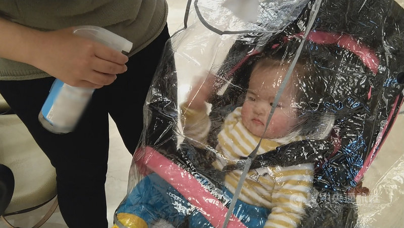 武漢肺炎疫情延燒,中國發生多起嬰幼兒感染個案讓家長擔憂,台中市茂盛醫院小兒科醫師簡佳裕11日建議,外出可在嬰兒車上加套防風罩,降低感染機會。(茂盛醫院提供)中央社記者郝雪卿傳真 109年2月11日