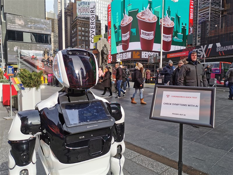 一台1.5公尺高的機器人10日進駐紐約時報廣場,協助提供武漢肺炎相關資訊。(圖取自Promobot網頁promo-bot.ai)