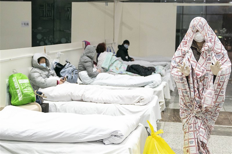 中國武漢肺炎疫情延燒,法新社採訪團隊進駐武漢市8天直擊城內天翻地覆的生活樣貌。圖為2月5日武漢一間收治新型冠狀病毒症狀患者的醫院內部情形。(法新社提供)