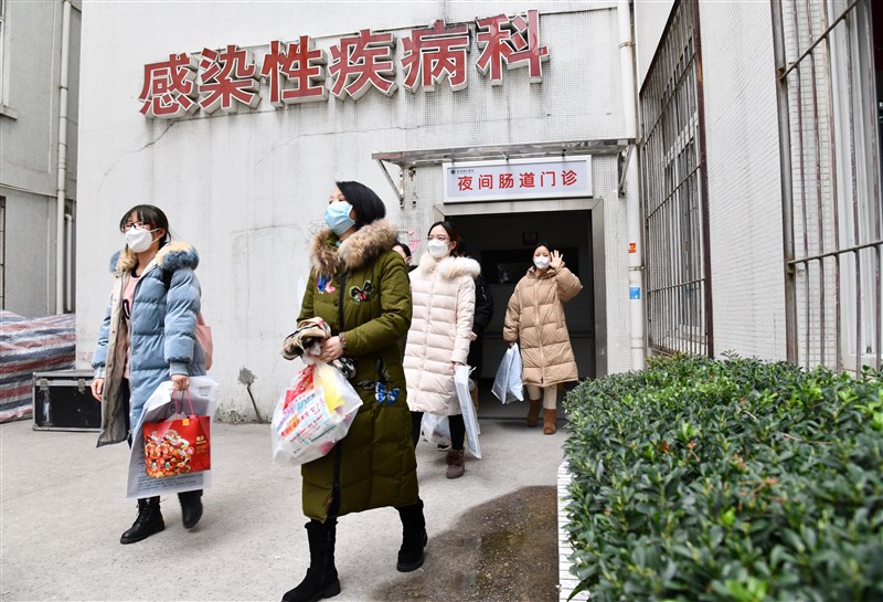 中國媒體報導,武漢協和醫院西院7日出現一名特殊新型冠狀病毒肺炎病例,該患者經治療後2次檢測為陰性,但肺部影像顯示仍有病毒感染跡象。圖為2日協和醫院出院的新冠肺炎醫務人員。(檔案照片/中新社提供)