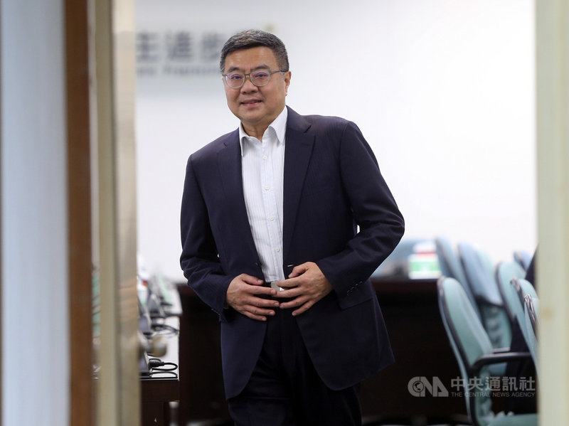 中央流行疫情指揮中心12日撤回陸委會11日宣布所有陸配子女入境規定。民進黨主席卓榮泰12日說下午出席中執會前受訪表示,這是台灣民意的展現,行政院聽到民意反應之後,快速反映大家需求。中央社記者鄭傑文攝 109年2月12日