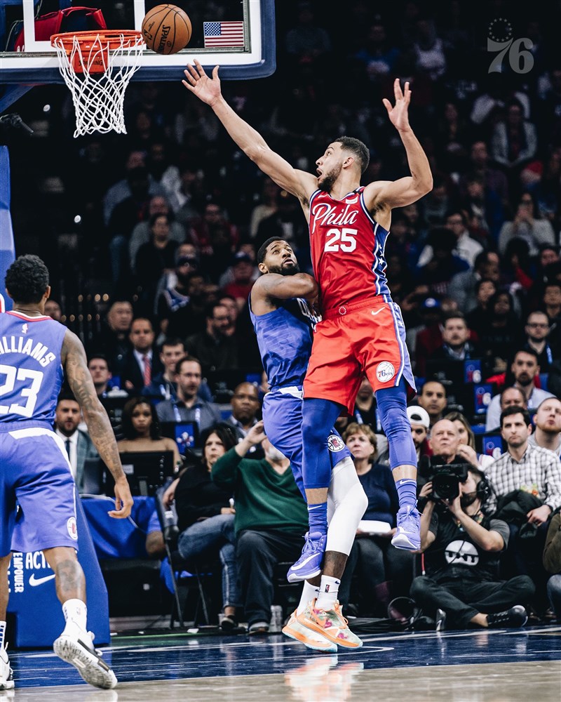 美國職籃NBA費城76人11日在主場出戰洛杉磯快艇，靠著西蒙斯（紅衣）挹注26分12籃板10助攻，以110比103擊沉快艇，笑納3連勝。（圖取自twitter.com/sixers）