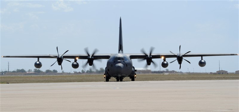 根據追蹤飛機動向的推特「飛機守望」披露,美軍兩架MC-130J特戰運輸機,12日沿台灣海峽中線由北向南飛行。圖為MC-130J同機型軍機。(圖取自美軍網頁www.af.mil)