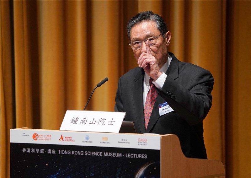 中國專家鍾南山領導的研究顯示,感染武漢肺炎後,最長潛伏期可達24天。鍾南山11日解釋,1099例患者中只有1例,因此不應過度解讀。(檔案照片/中新社提供)