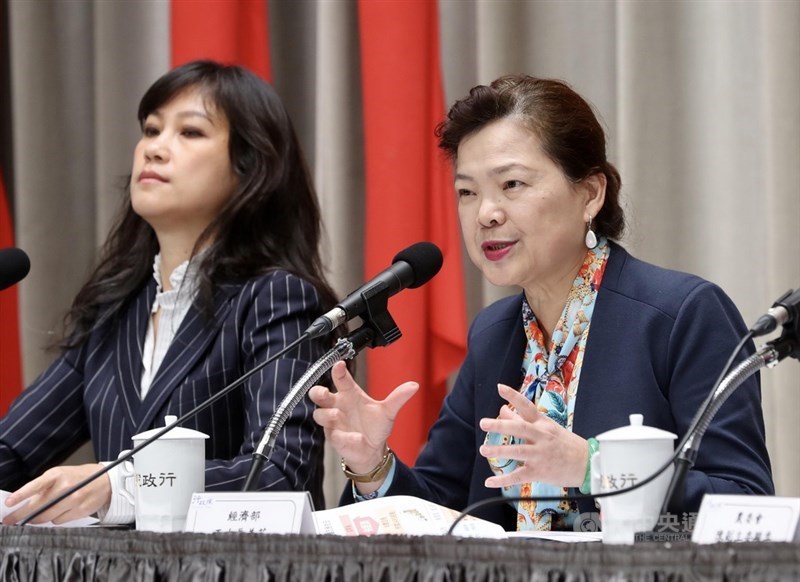 因應武漢肺炎疫情的口罩需求,經濟部次長王美花(右)13日出席行政院會後記者會時表示,口罩禁止出口將延長到4月底,政府徵用口罩也會同步延長到4月底。中央社記者張皓安攝 109年2月13日