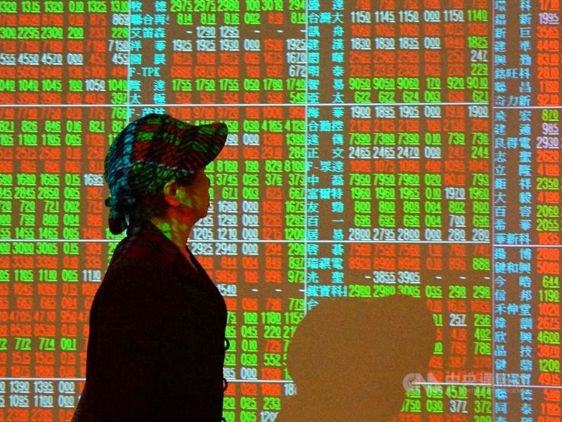 台股開高走高,電子族群轉強,傳產族群暫時休兵。終場上漲57.83點,收12845.65點,連續2天站穩月線,但交易量萎縮。(中央社檔案照片)