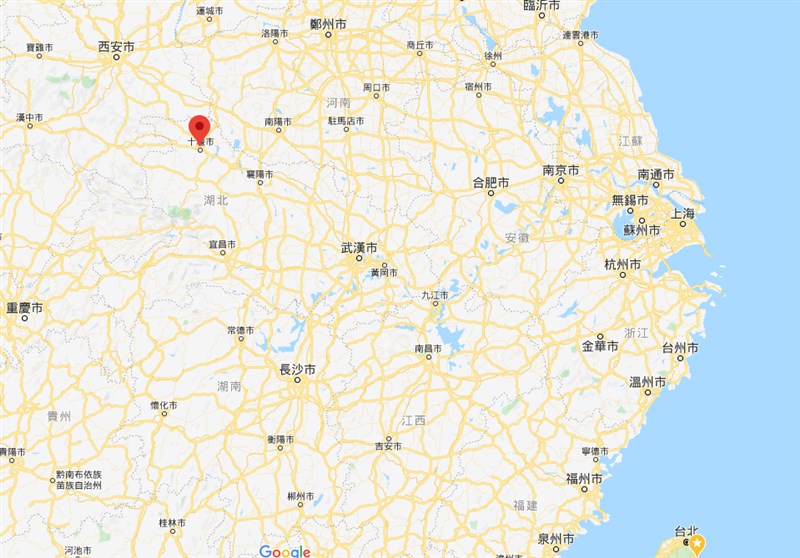 為遏止武漢肺炎疫情擴散,中國大陸湖北省十堰市張灣區(紅點處)從12日午夜起實施「戰時管制」,所有樓棟一律實施全封閉管理,非必要人員不得出入,居民物資由政府配送。(圖取自Google地圖網頁google.com/maps)