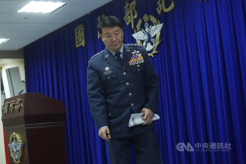 UH-60M黑鷹直升機日前失事,造成參謀總長沈一鳴上將等人殉職。國防部15日上午公布黑鷹調查初步報告與0102專案人員懲處,空軍司令熊厚基上將(圖)自請處分記過一次。中央社記者吳家昇攝 109年2月15日