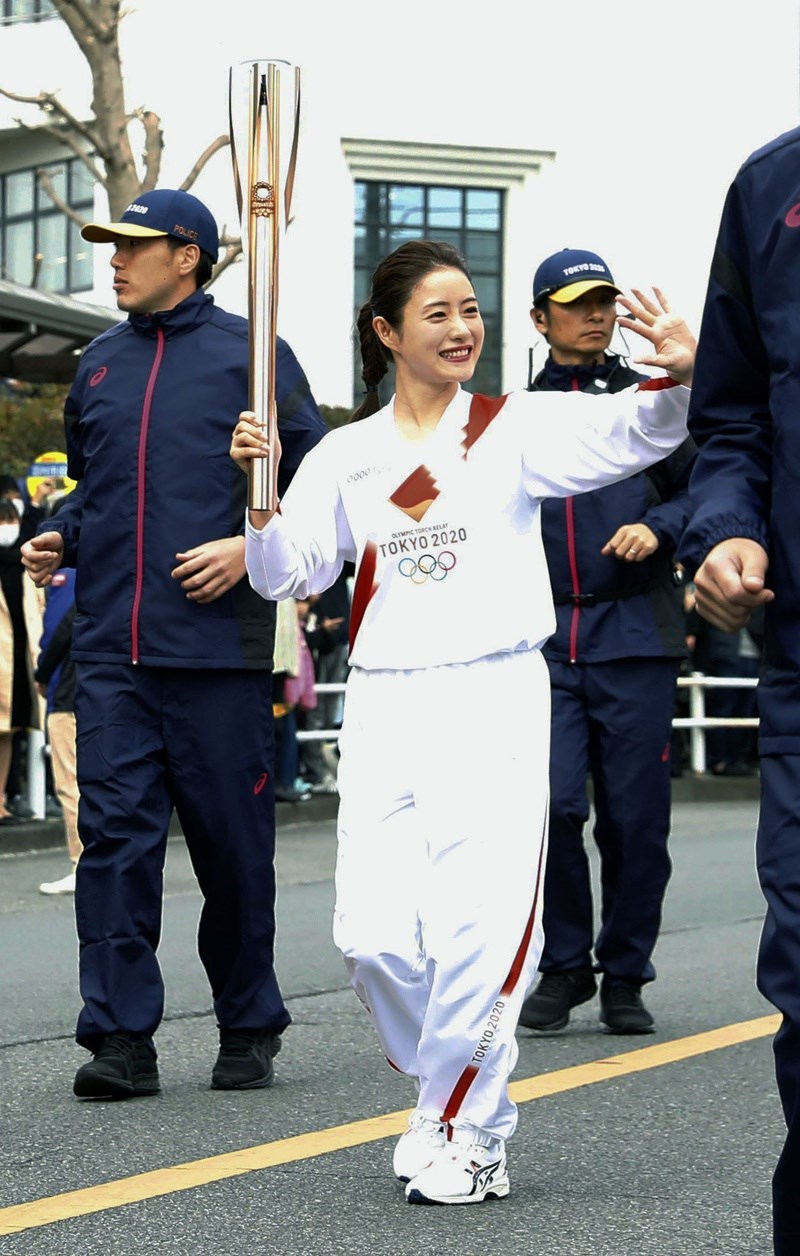 日本演員石原聰美(前)負責傳遞第3段的聖火。(共同社提供)