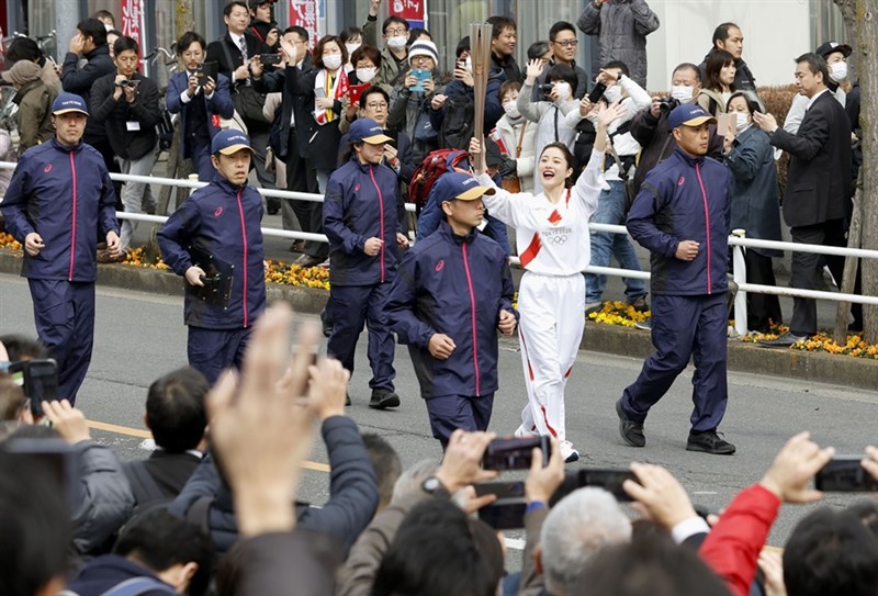 東京奧運組委會15日彩排傳遞聖火,參與女星石原聰美(白衣者)表示,相信奧運將留下很多好回憶。(共同社提供)