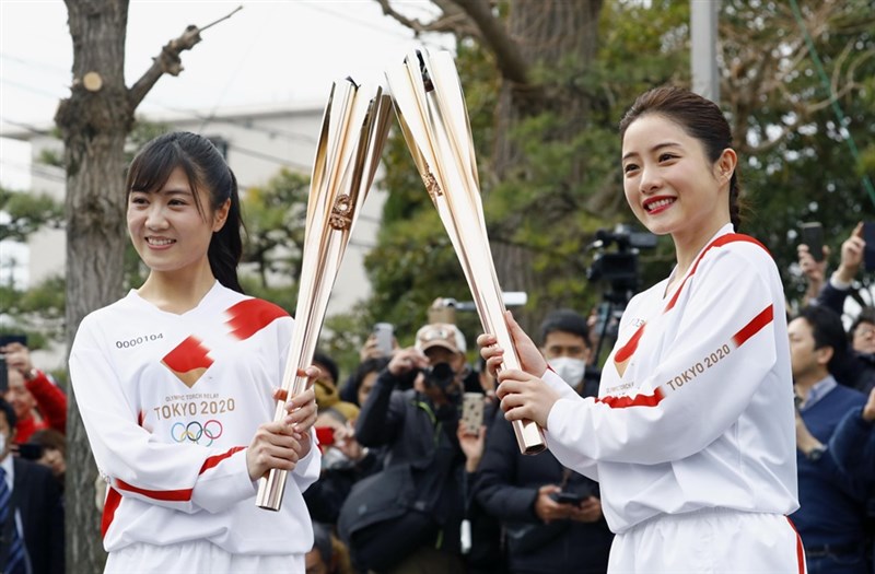 日本演員石原聰美(右)15日說:「一想到121天後奧運就要在日本登場就很激動,相信這會留下很多好的回憶。」(共同社提供)
