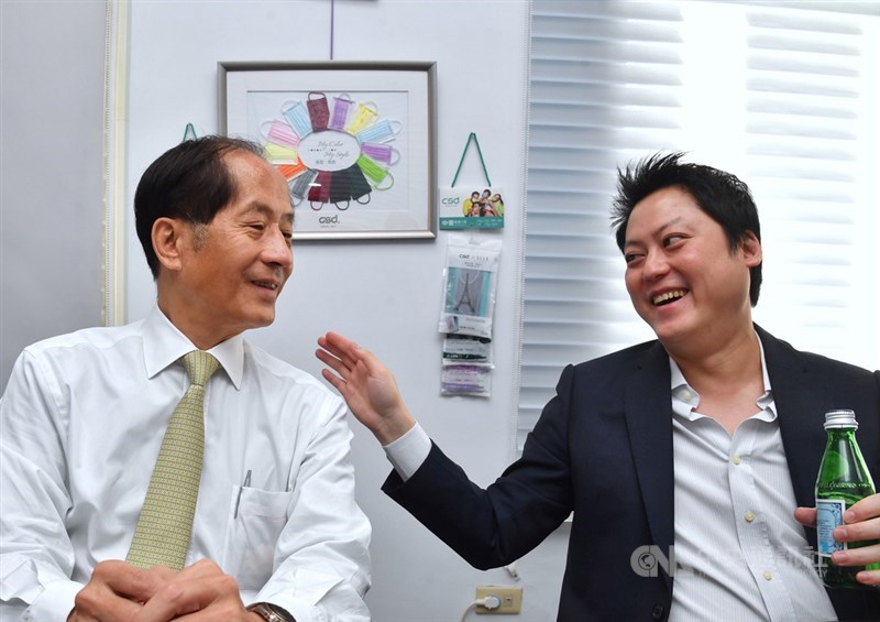 中衛董事長兼總經理張豐聯(左)不堅持要求兒子張德成跟隨自己的軌跡經營企業,而是給予更多揮灑空間,張豐聯期盼新一代接棒,帶給企業永續經營更多能量。中央社記者王飛華攝 109年2月16日