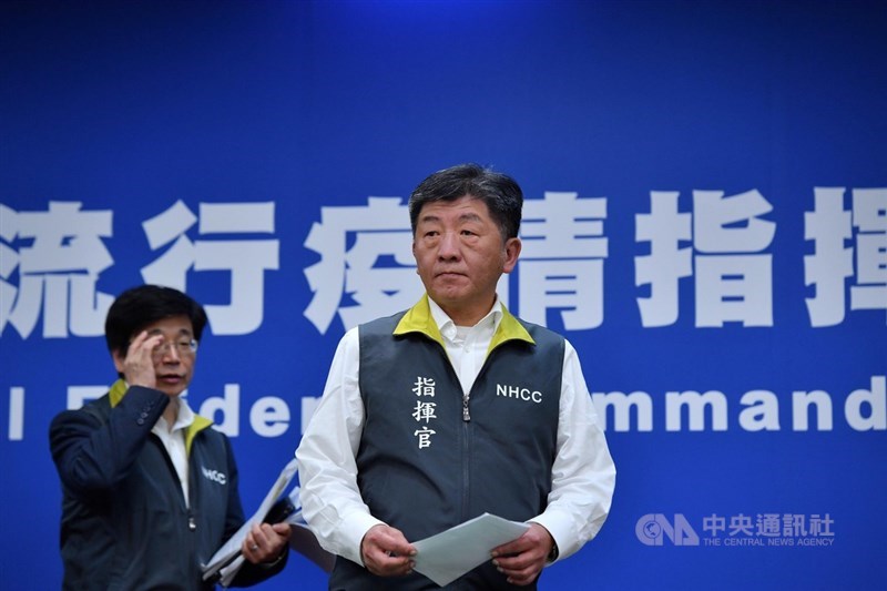 中央流行疫情中心指揮官陳時中(前)16日晚間澄清,第19例武漢肺炎死亡病例僅為社區內零星個案,已鎖定個案曾載過3名有症狀的中港澳台商。(中央社檔案照片)