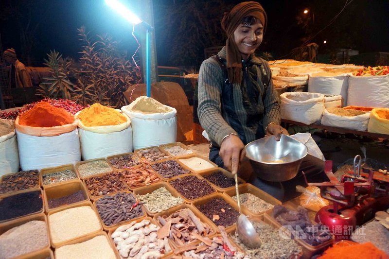 印度人經常去流動夜市買菜,由於香料是印度人每天煮菜必備,因此一定會有小販販賣五顏六色的各種香料。中央社記者康世人新德里攝 109年2月16日