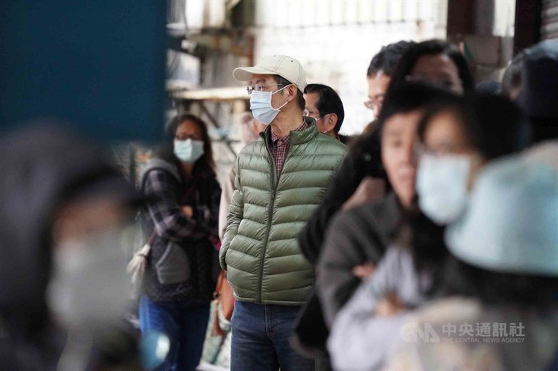 有研究發現,武漢肺炎已出現無症狀傳染。台灣專家對此表示,無症狀傳染力強度仍有待評估。圖為北市民眾在藥局外排隊買口罩。中央社記者徐肇昌攝 109年2月16日