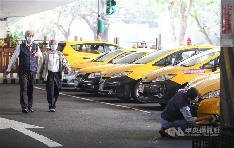 受到武漢肺炎疫情影響,台北市建國計程車服務站內不少司機朋友們戴著口罩,也有人忙著清潔車輛內外做好相關防護工作。中央社記者謝佳璋攝 109年2月13日