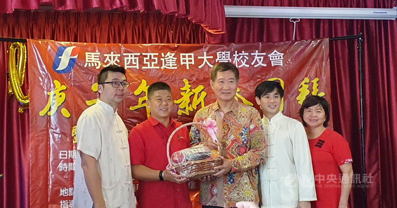 駐馬來西亞台北經濟文化辦事處副代表尹新垣(中)16日表示,目前馬來西亞武漢肺炎疫情受到控制,並對馬來西亞政府防疫措施有信心,因此暫時不會向台灣遊客發出旅遊警示。中央社記者郭朝河吉隆坡攝 109年2月16日
