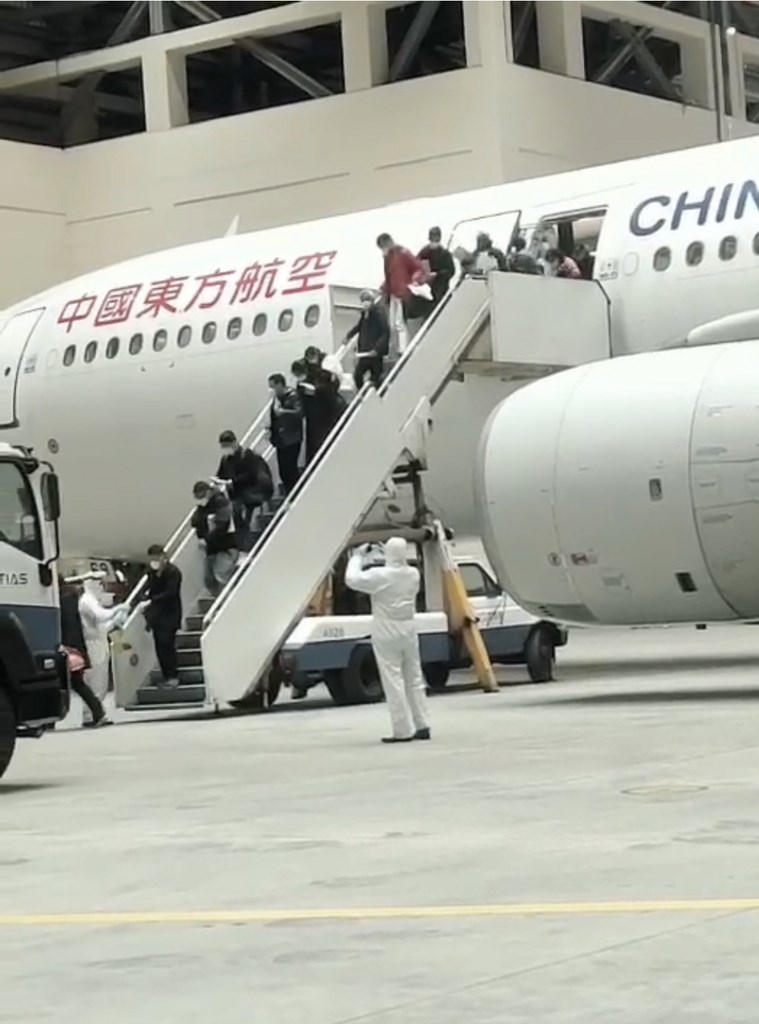首批武漢包機返台台商14天隔離期將屆,醫福會執行長王必勝16日表示,確診以外的246人將於18日上午解除隔離。圖為武漢台商包機3日深夜抵台。(旅客提供)中央社記者邱俊欽桃園機場傳真 109年2月4日