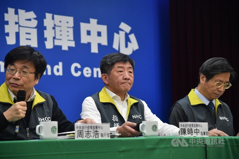 武漢肺炎疫情延燒,中央流行疫情指揮中心16日公布國 內新增2例確診個案,指揮官、衛福部長陳時中(中) 表示,將針對個案發病前的行程,進行回溯追蹤調查。 中央社記者林俊耀攝 109年2月16日