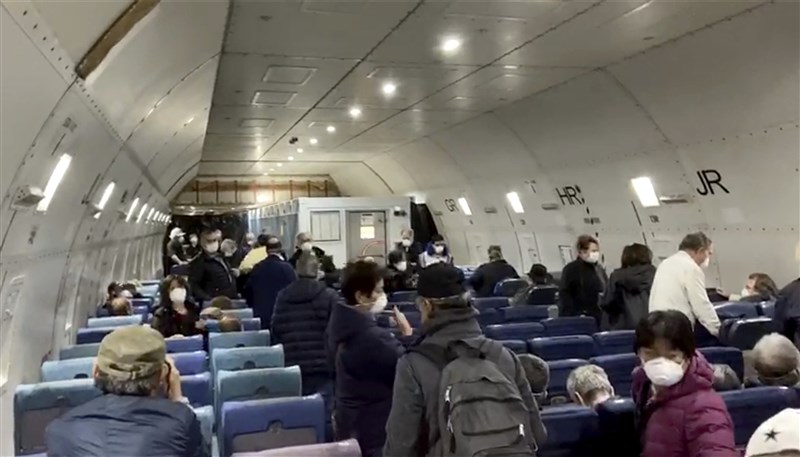 美國政府日前宣布派出兩架包機,接回停泊在日本橫濱港的鑽石公主號船上美國公民。美國國務院17日表示,在撤離的300多名美國公民及家屬中,有14人對武漢肺炎呈陽性反應。圖為其中一架包機內部情形。(美聯社)