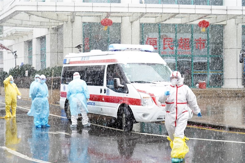 中國國家衛健委按日公佈武漢肺炎疫情的死亡、確診病例,外媒報導指出,有許多非正常死亡根本未納入統計。圖為武漢協和醫院2月15日收治武漢肺炎患者。(中新社提供)