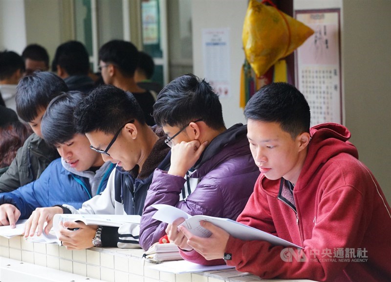 109學年度學科能力測驗成績24日公布,24日上午9時起將開放網路和電話查詢。(中央社檔案照片)