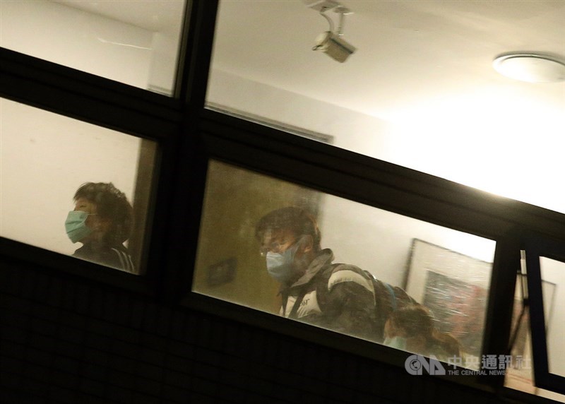 首批武漢包機返台台商的14天隔離期18日屆滿,247名台商中僅1人確診,246名台商可回家。18日早上6時過後台商陸續離開烏來檢疫所。中央社記者郭日曉攝 109年2月18日