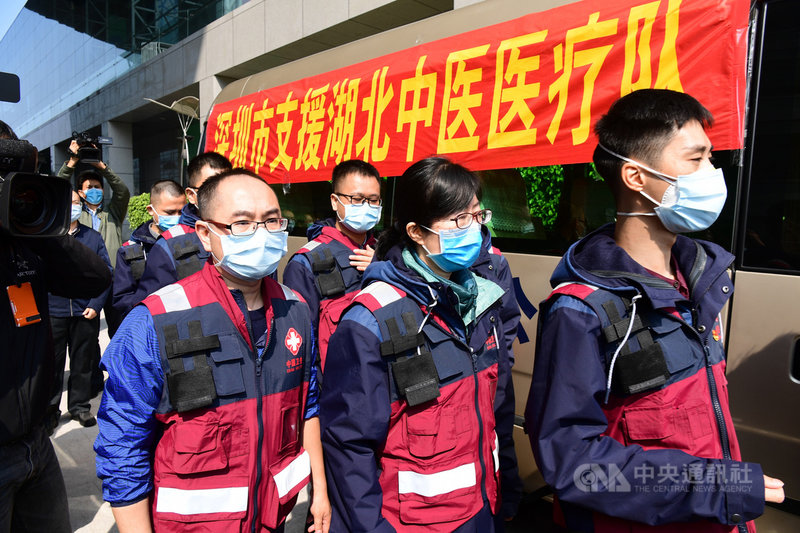 在武漢肺炎疫情中,中國官方有意強化中醫的重要性,還曾推薦藥方。圖為馳援湖北武漢的深圳中醫醫療隊。(中新社提供)中央社 109年2月18日